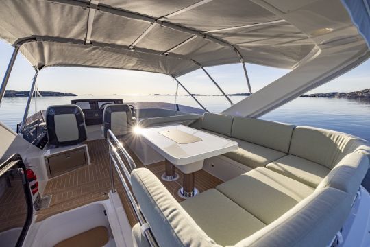 Le flybridge du Nimbus 495 Flybridge permet de profiter des beaux jours 