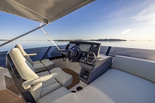 Le poste de pilotage du Nimbus 495 Flybridge sur le fly