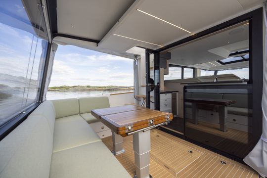 Le cockpit du Nimbus 495 Flybridge avec le vitrage arrière fermé