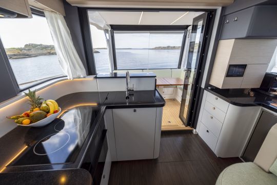 La cuisine du Nimbus 495 Flybridge est située sur l'arrière, à proximité directe du cockpit