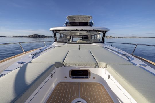 La plage avant du Nimbus 495 Flybridge offre un très grand bain de soleil confortable