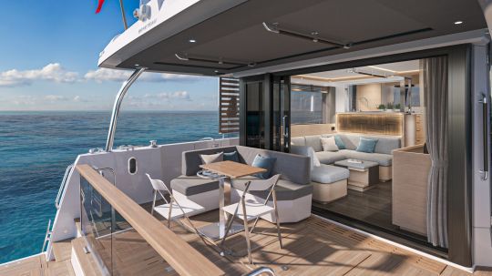 Le cockpit avec un salon en L positionné face à la mer