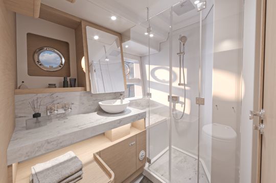Une des salles de bain du Swift Trawler 54 avec ses toilettes séparés