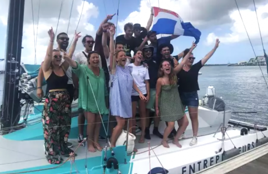 Les amis sont un soutien important pour Jules Bonnier. Certains d'entre eux étaient venus l'accueillir sur les pontons de Pointe-à -Pitre à l'arrivée de sa première transat en solitaire