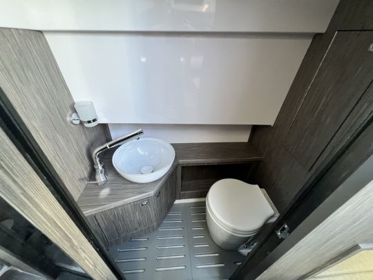 Le cabinet de toilette est complet