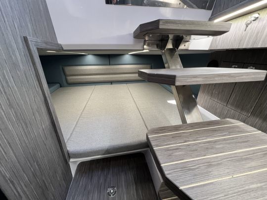 Surprise de cette cabine, une mid-cabin est logée sous le cockpit