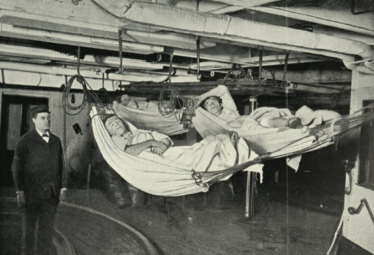 Marins de la marine royale dormant dans des hamacs, 19e