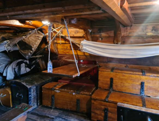 Cabine intérieure de l'équipage d'un ancien voilier