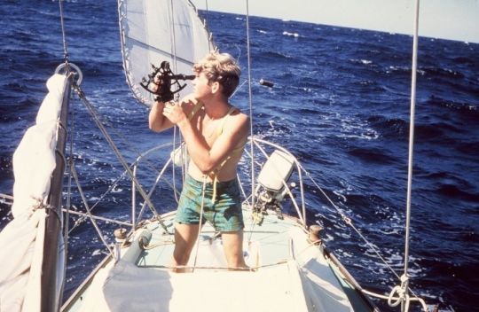 Robin Lee Graham utilisant le sextant