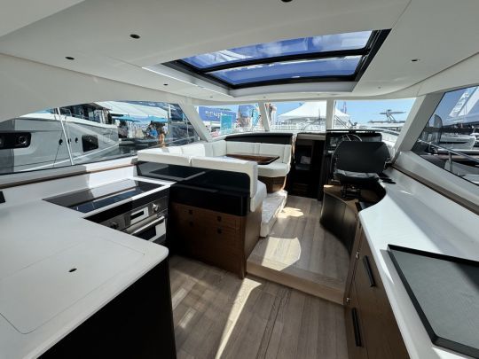 The interior is bathed in light, thanks in particular to the retractable sunroof.