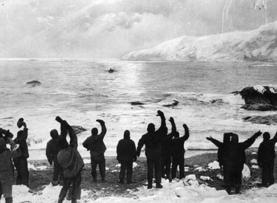 Les 22 hommes laissés sur Elephant Island saluent le départ de Shackleton parti chercher du secours