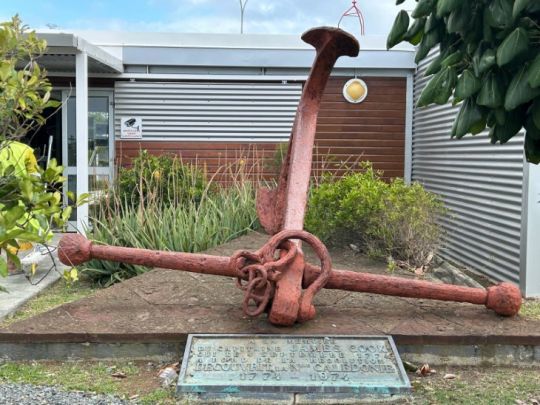 A la mémoire de James Cook qui découvrit la Nouvelle-Calédonie