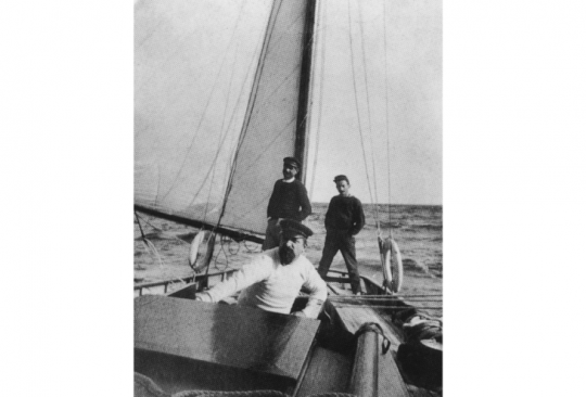 Paul Signac, au premier plan, sur son bateau Olympia , vers 1895  © Archives Signac