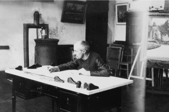 Gustave Caillebotte à sa table à dessin d'architecte naval, vers 1891-1892