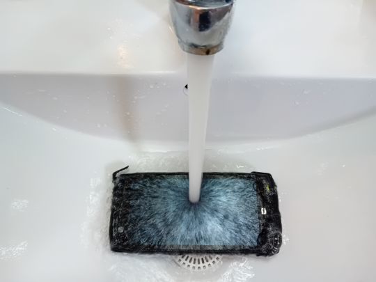 Un simple coup d'éponge avec de l'eau douce suffit à le nettoyer