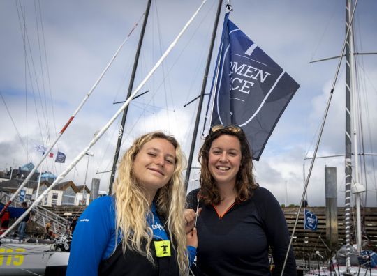 Karen est choisie pour prendre la barre du Mini ©Les déferlantes