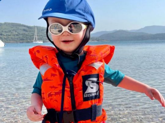 Porter des lunettes de soleil en bateau est primordial dès le plus jeune âge