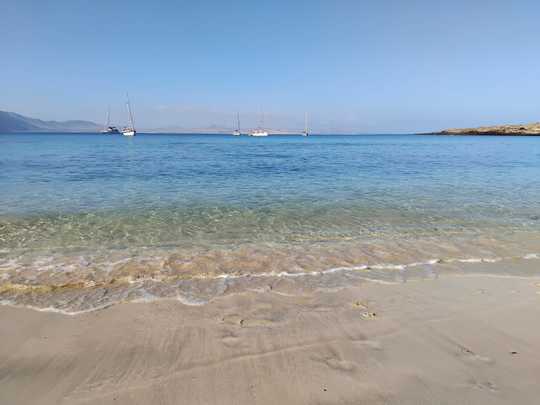 Les eaux translucides de La Graciosa, ici au mouillage de la playa Francesca