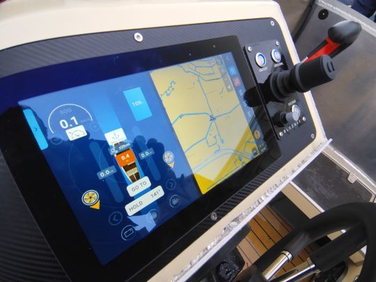 Le Joystick s'utilise indépendamment du volant ©Maxime Leriche