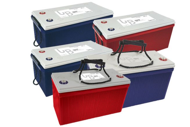 Rot die AGM-Batterien, blau die Gel-Batterien