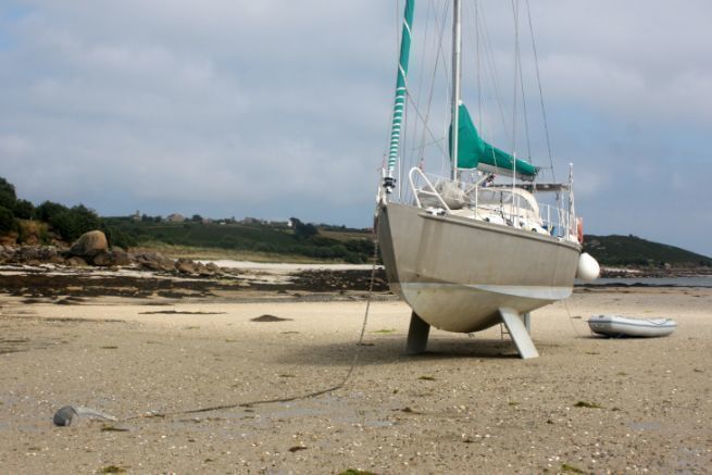 Dieser Strand im Süden der Insel St Martin aux Scilly ist bei ruhigem Wetter ideal zum Stranden.