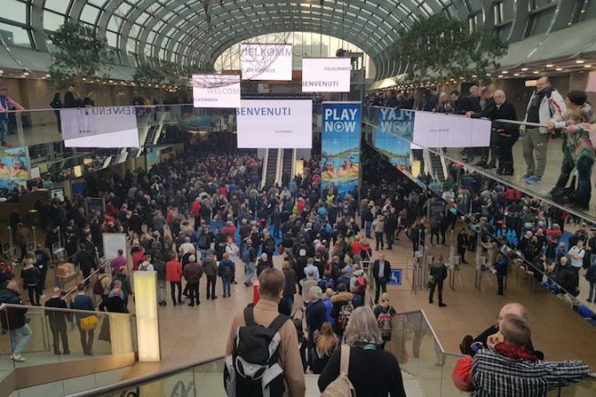 Besucher warten auf das ffnen der Boot Dsseldorf-Tren