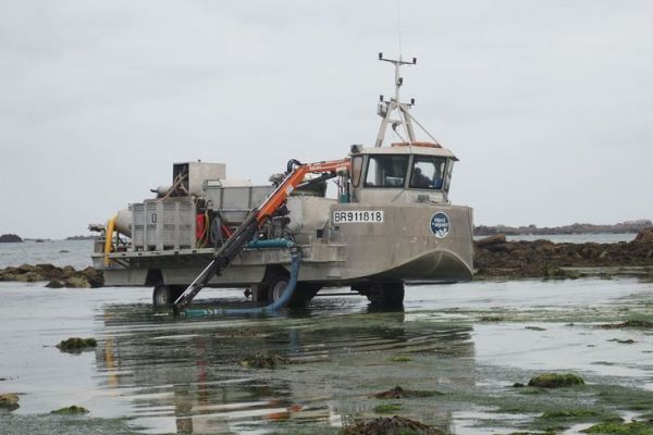 Ein amphibischer Lastkahn am Strand von Curnic in Guisseny