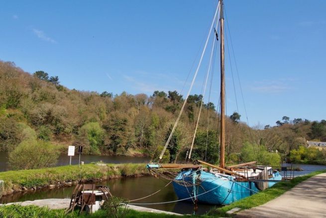 Der Tjalk Korriganez bietet Gstehtten an der Schleuse von Polvern an