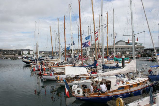 Flottille des Rennens Plymouth La Rochelle im Hafen von Cornouaille