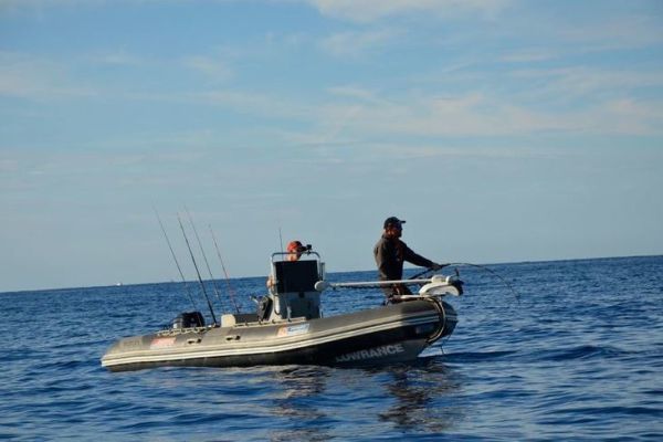 Angeln auf dem Meer mit einem Festrumpfschlauchboot
