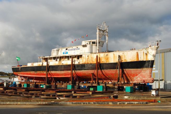 Calypso bat darum, die Piriou-Werft in Concarneau zu verlassen