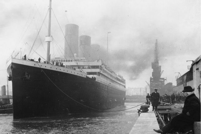 Die Titanic in Southampton, vor seiner Abreise