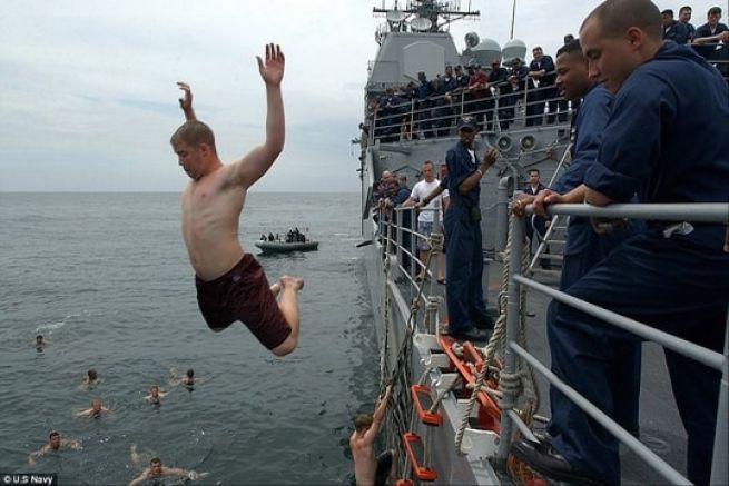 Amerikanische Seeleute nehmen am 'Call Swim' teil