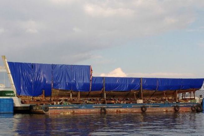 Die Calypso auf ihrem Lastkahn, bereit, sich der Aykin-Werft in der Trkei anzuschlieen