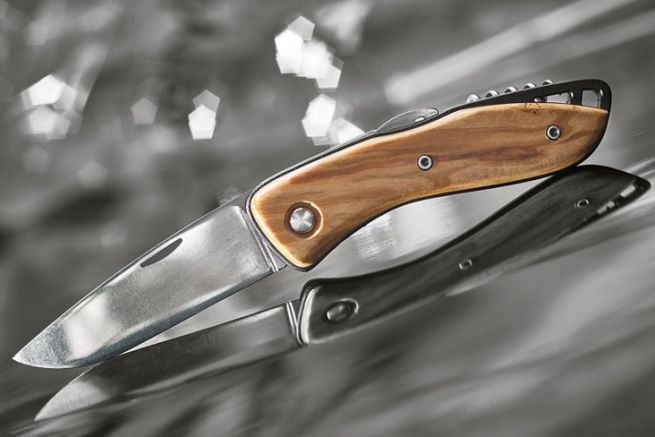 Das Wichard-Messer ist mit Holz bekleidet