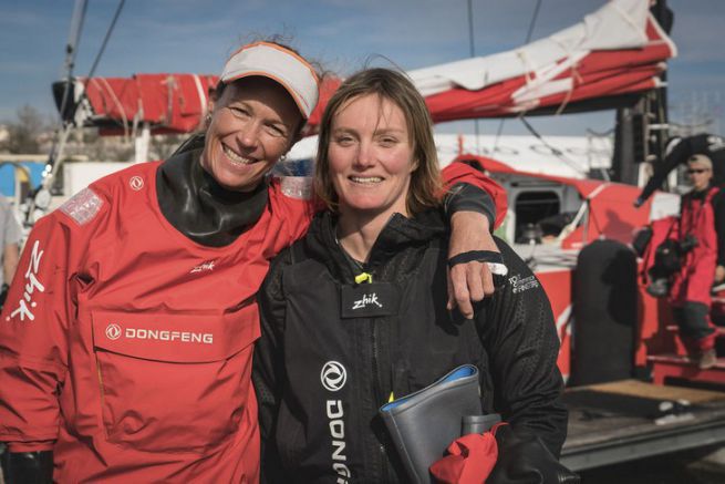 Carolijn Brouwer und Marie Riou, die beiden Seglerinnen des Dongfeng Race Teams