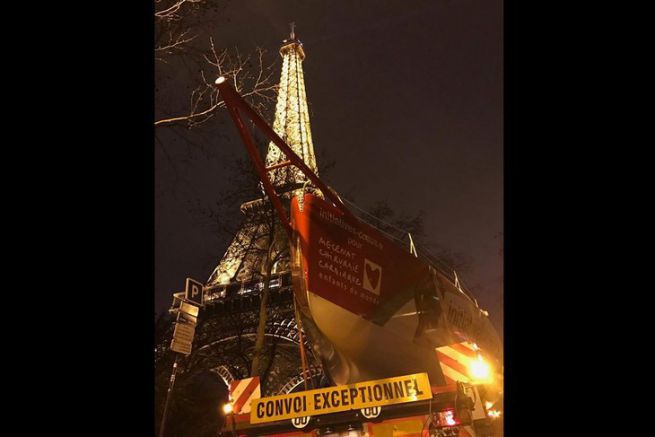 Initiativen Coeur bereit zur Installation auf dem Eiffelturm