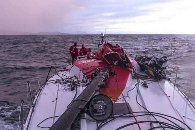 MAPFRE demontiert in vollem Training fr das Volvo Ocean Race