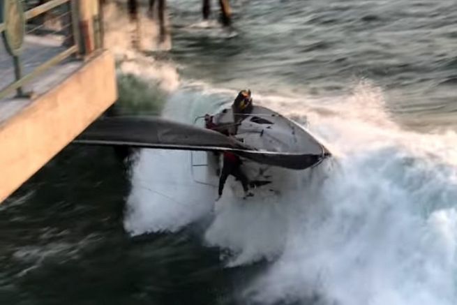 Kentern eines Segelbootes am Redondo Beach