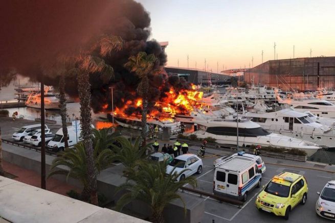 Ein Brand im Hafenforum von Barcelona