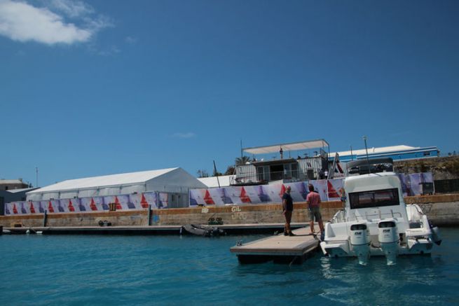 Der Sttzpunkt des Groupama Team France auf den Bermudas mit den Begleitbooten am Fue des Docks