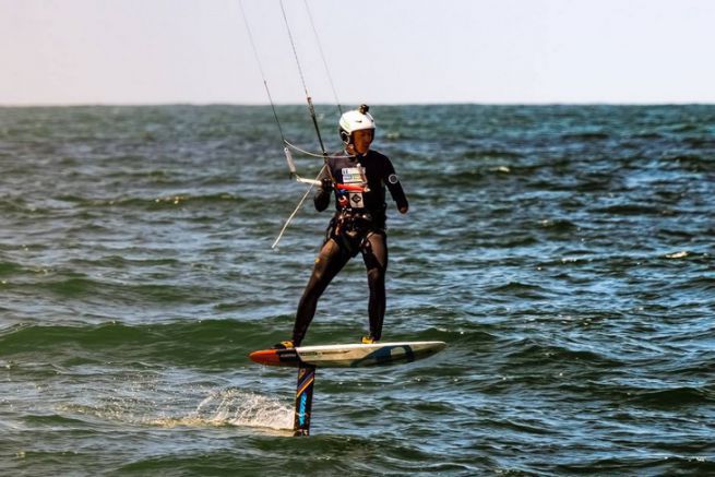 Chris Ballois bei seiner inselbergreifenden Kitesurfing-Herausforderung in der Bretagne