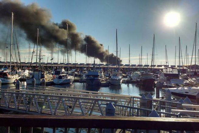 Brand in der Marina von Everett