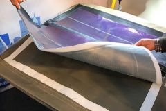 Sonnenkollektor mit Klettverschluss auf einem Bimini befestigt