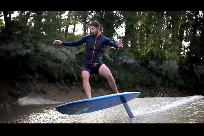 Ludovic Dulou in einer Surffoliensession auf einer Gezeitenbohrung