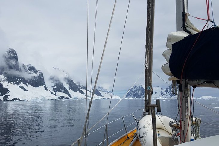 Abenteuer und Missgeschicke in der Antarktis im Eis, lang lebe ein dicker Stahlrumpf!