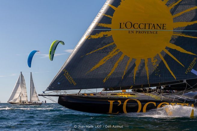 L'Occitane en Provence in vollem Lauf, Pen Duick III und Kitesurfen mit Folien an der Seite