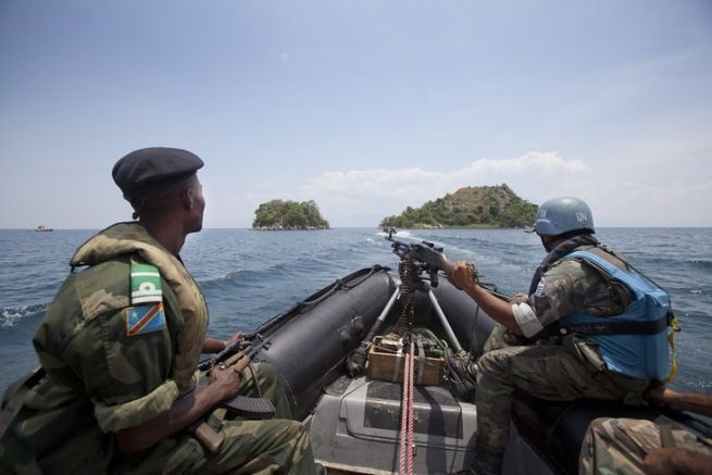 Ein MONUSCO-Friedenstruppe und ein Soldat der kongolesischen Nationalarmee (FARDC) sind auf Patrouille am Tanganjikasee