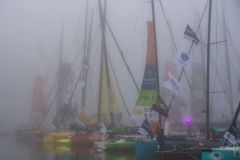 Die Boote beim Start der Vende Globe 2020 im Nebel