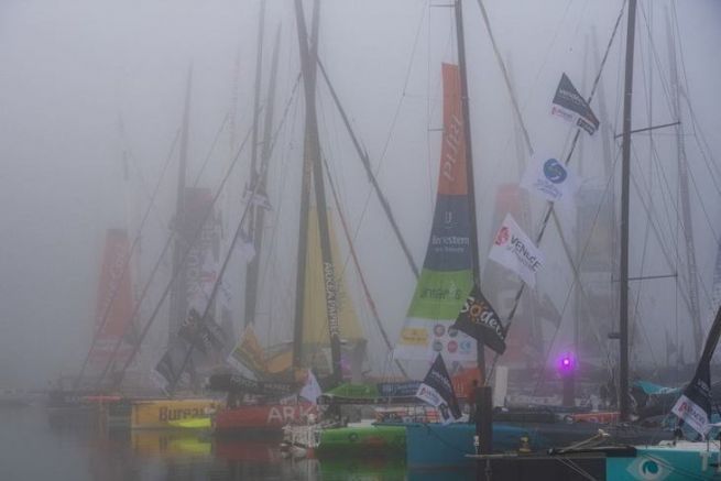 Die Boote beim Start der Vende Globe 2020 im Nebel